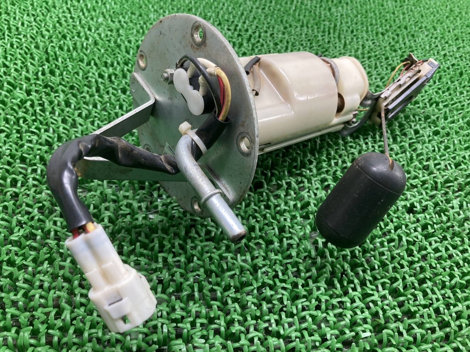 GSX-R600 フューエルポンプ 15100-14J00 スズキ 純正 GN7EA フューエルセンサー 燃料ポンプ 修復素材や部品取りに pJ