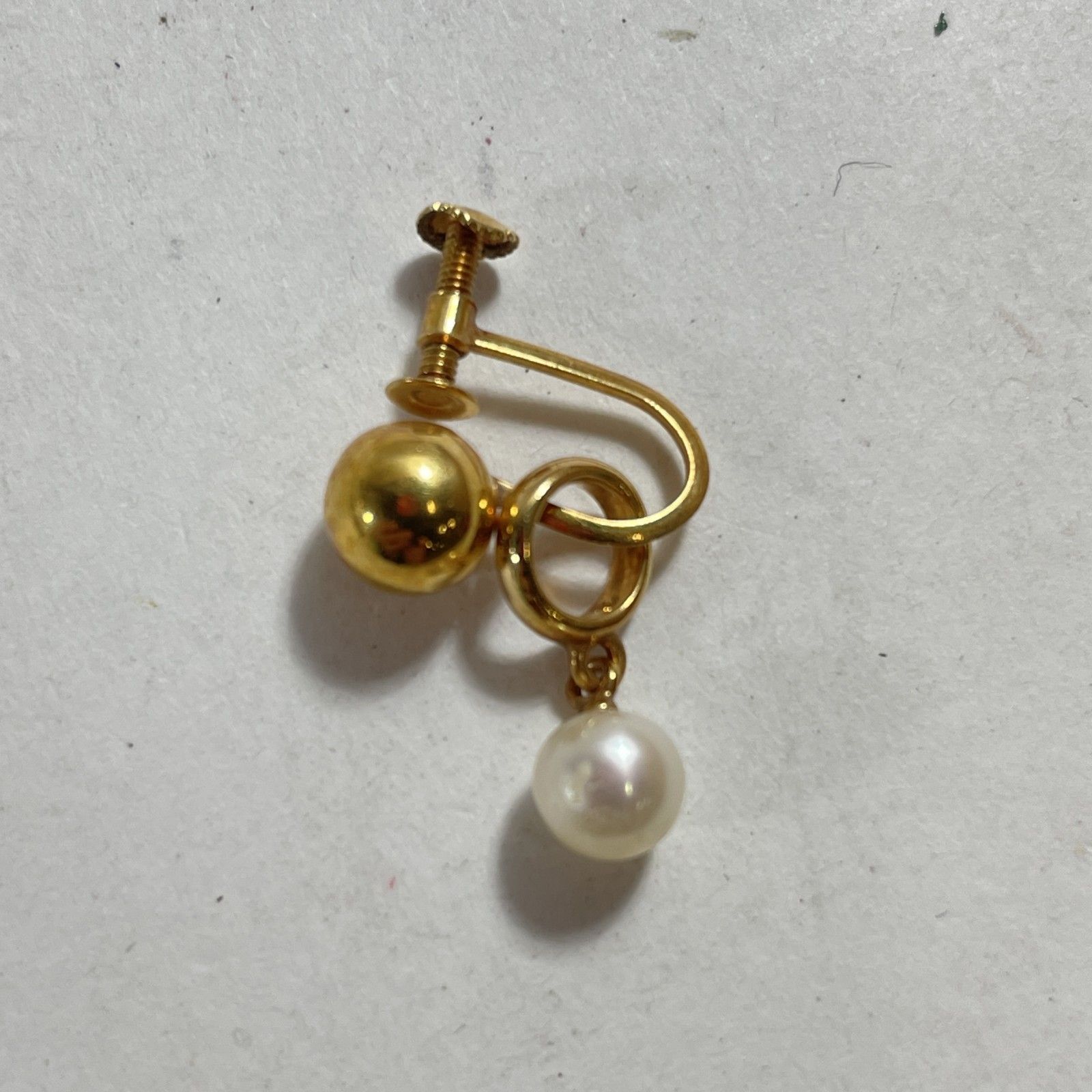 K18刻印 18金 ゴールドイヤリング パール飾り付き ネジ式 片耳のみ 総重量1.04g 現状品 0.001kg