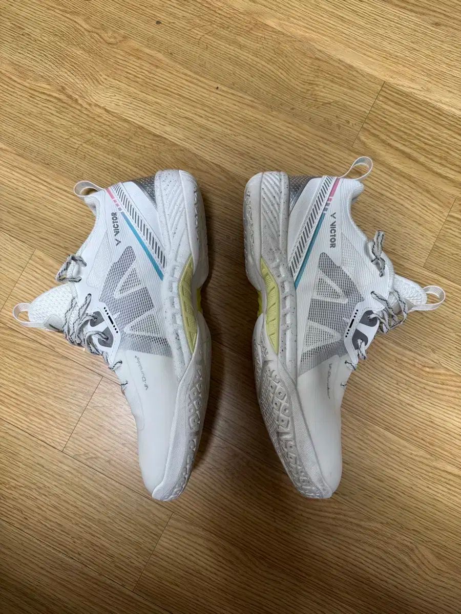 VICTOR ビクター バドミントンシューズ S 82 III NitroLite A_White