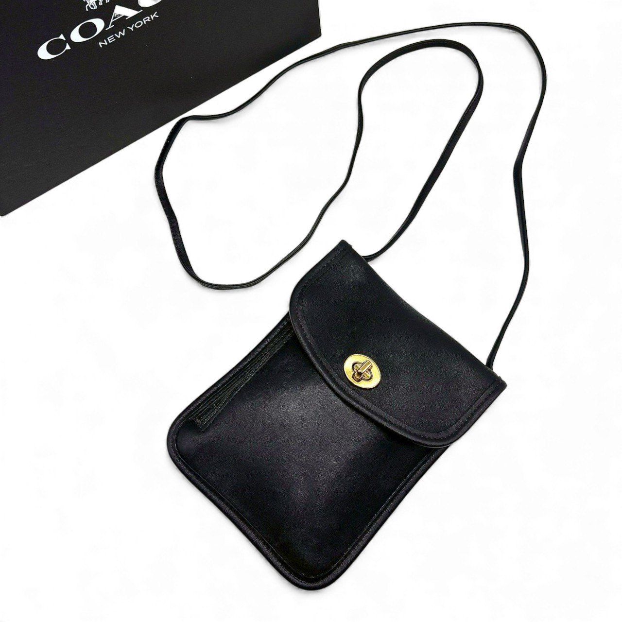 手ぶらで品よく街歩き COACH コーチ ショルダーバッグ サコッシュ グラブタンレザー ターンロック コンパクト 3838 黒