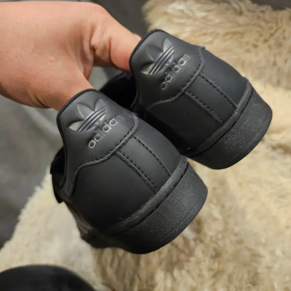 235 アディダス コアブラック クラウド