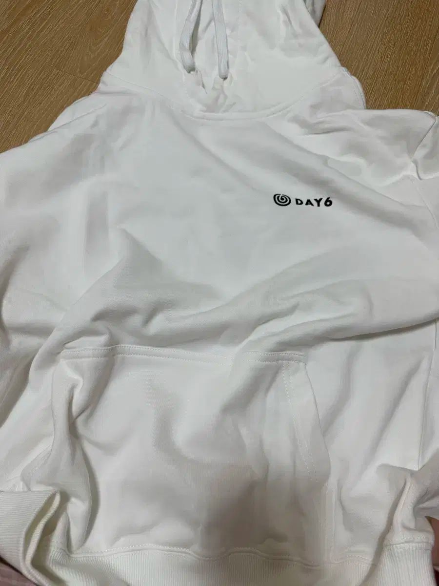 DAY 6 デイシックス 白 フードTシャツ