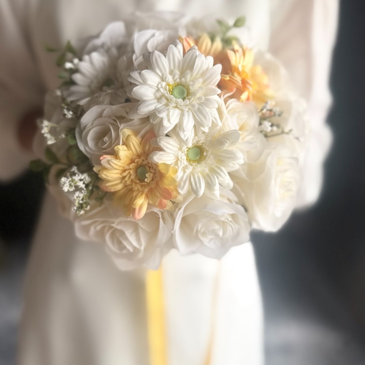 黄色ガーベラ×白ガーベララウンドブーケブートニア