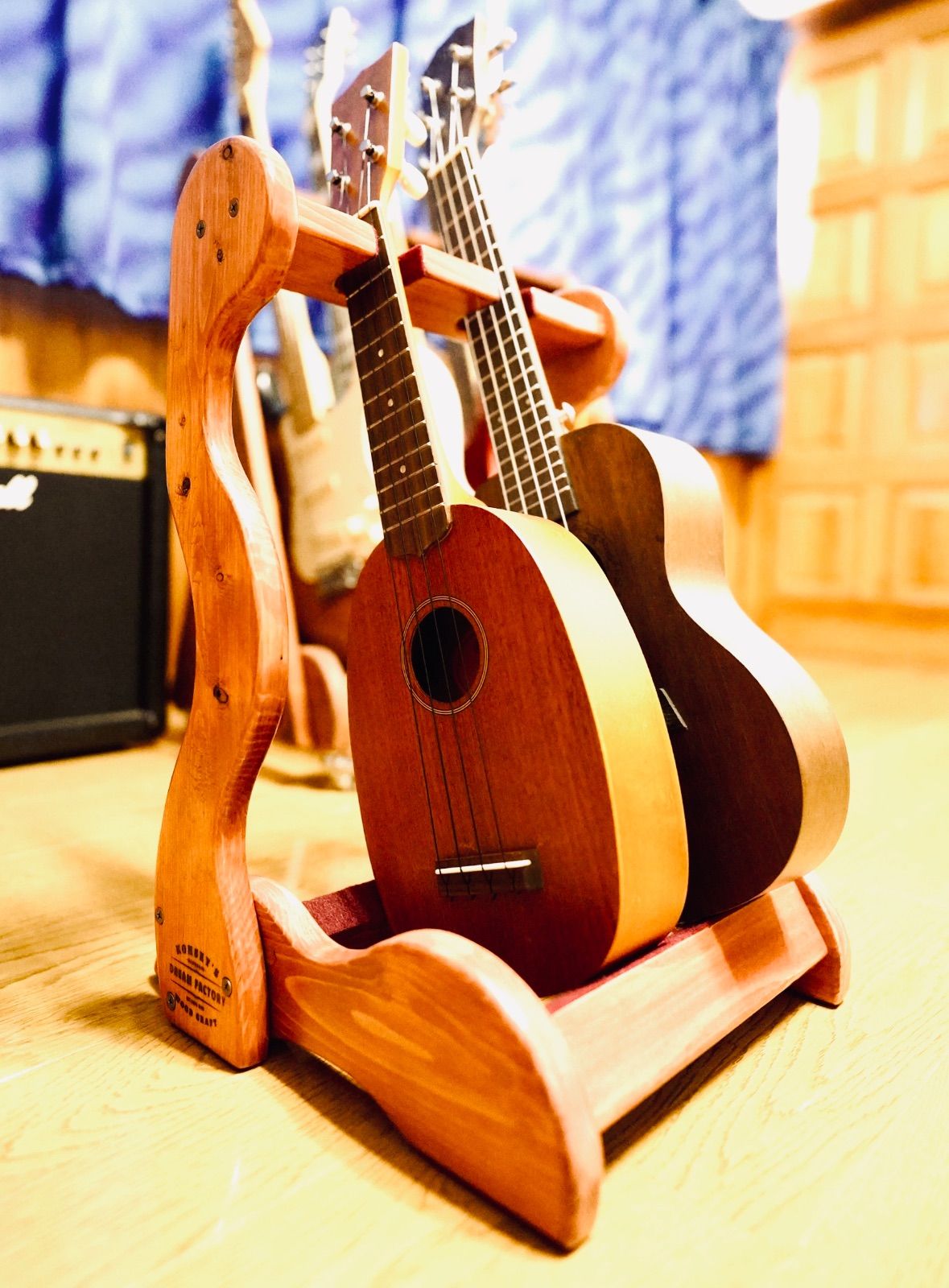 １台 手作り木工 木製ウクレレスタンド ニス仕上げ ２本掛け