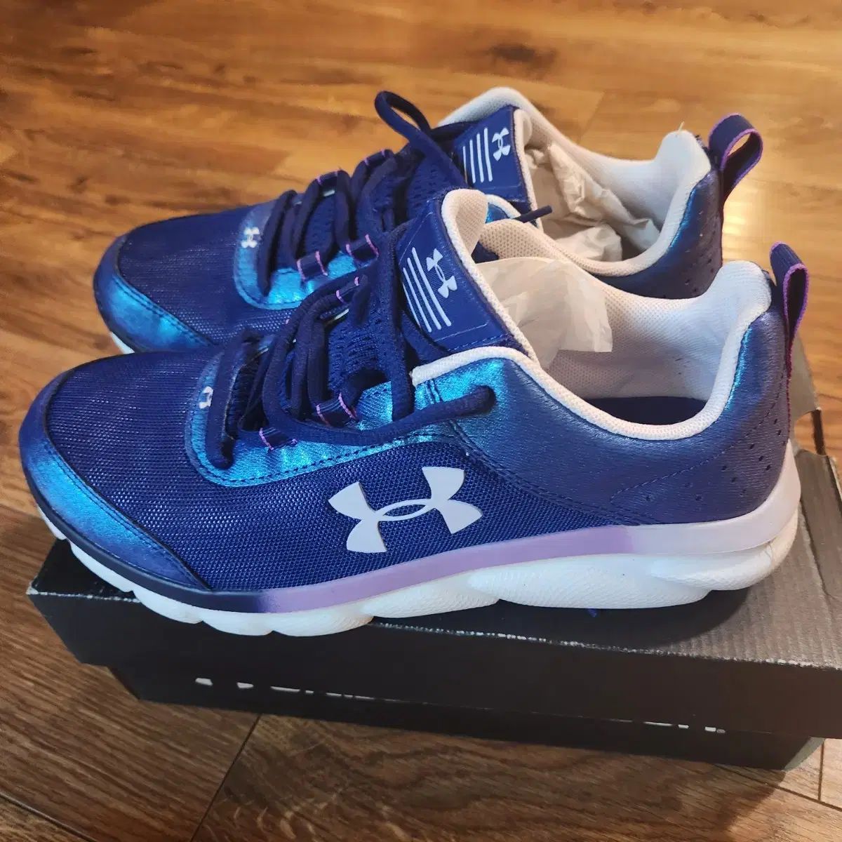 アメリカ UNDER ARMOUR アンダーアーマー レディース ランニングシューズ サイズUS 7