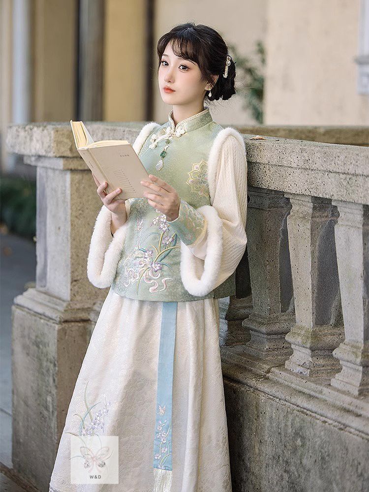 新中式セットアップ 冬 改良デザイン 接スカート 国風上衣 レディース おしゃれ 上品 防寒 冬の革新を纏う新中式スタイル 伝統と現代の 接が紡ぐ 冬の気品ある装い