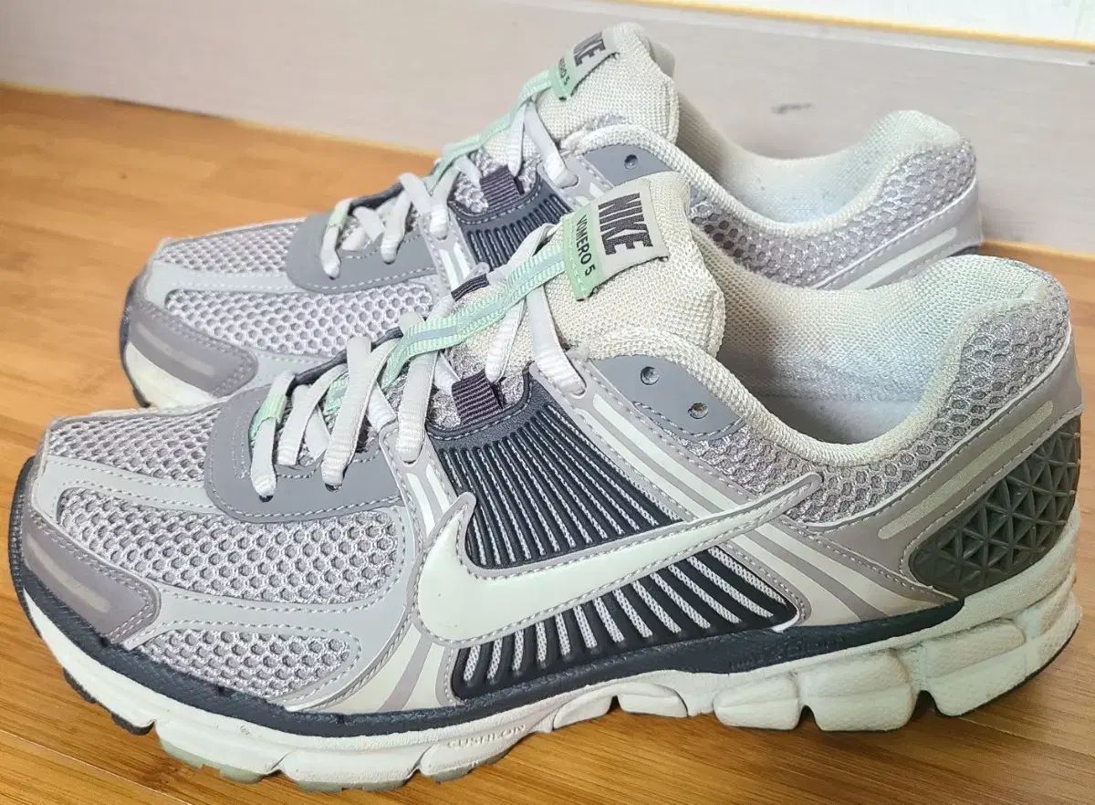 ナイキ ズーム ボメロ5 コブルストン 250