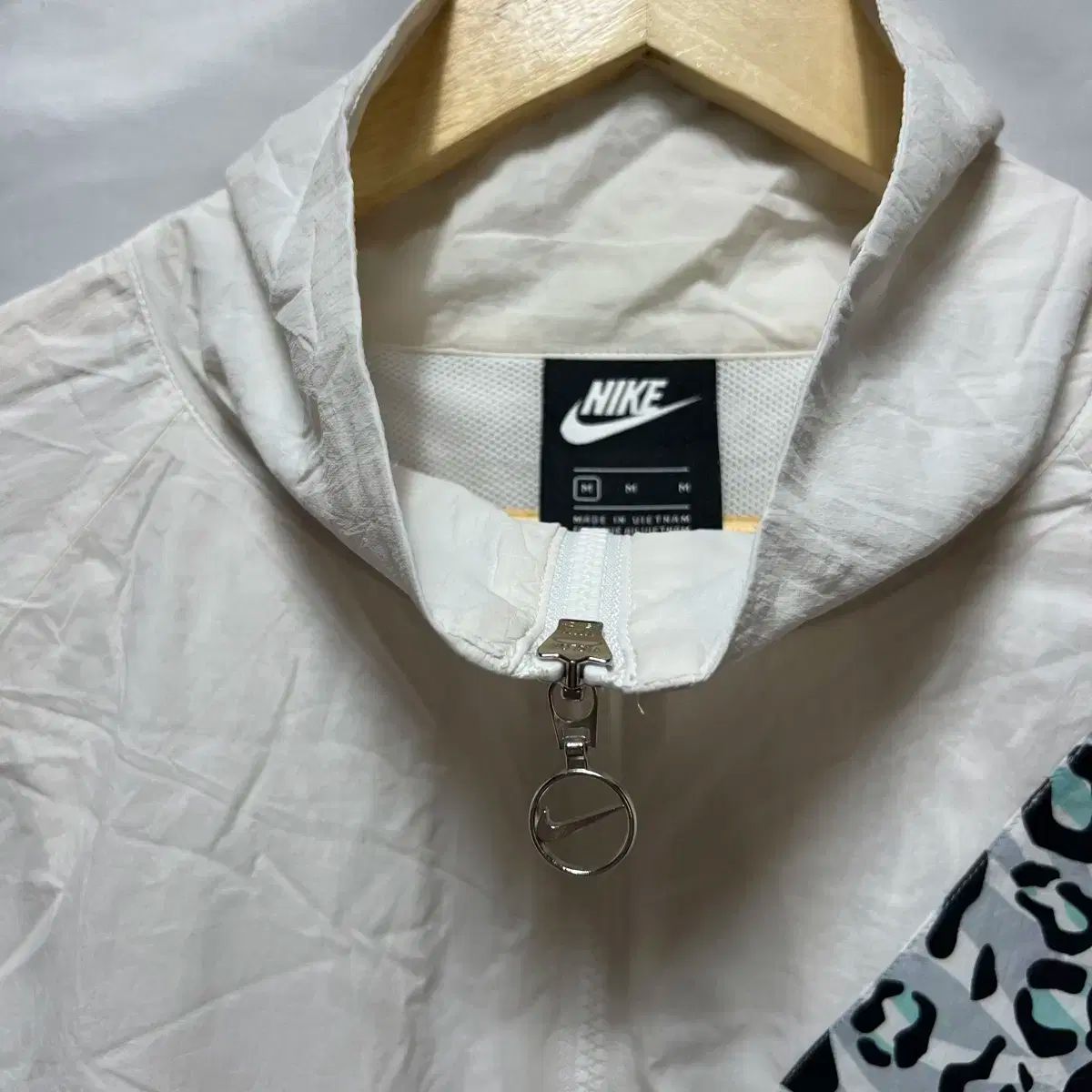 Nike ウィンドブレーカー 白 スウッシュロゴM新品 ナイキ ナイロンジャケット ウーブン オーバーサイズ スウッシュ XL｜ Nike ウィンドブレーカー 白 スウッシュロゴM新品