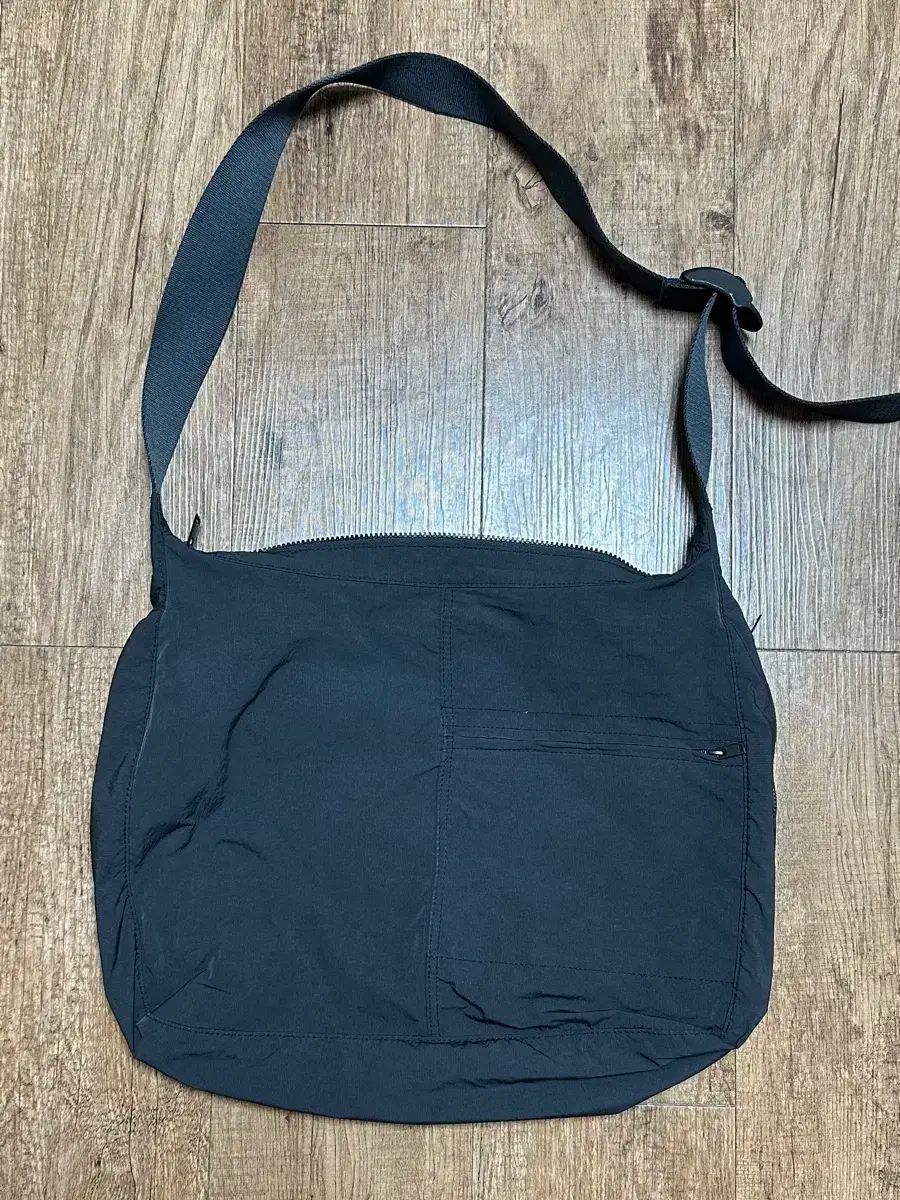 COS ソフト ナイロン メッセンジャーバッグ