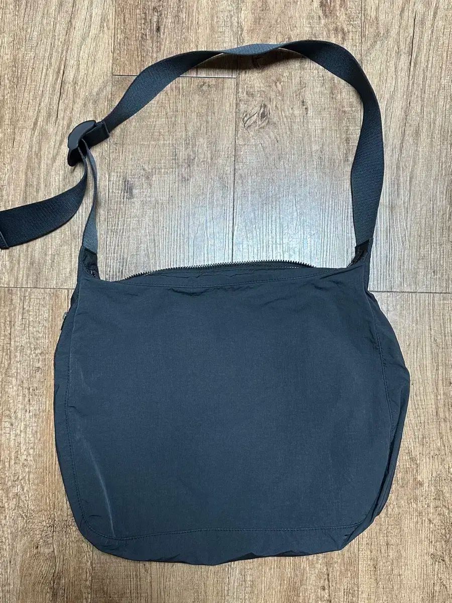 COS ソフト ナイロン メッセンジャーバッグ