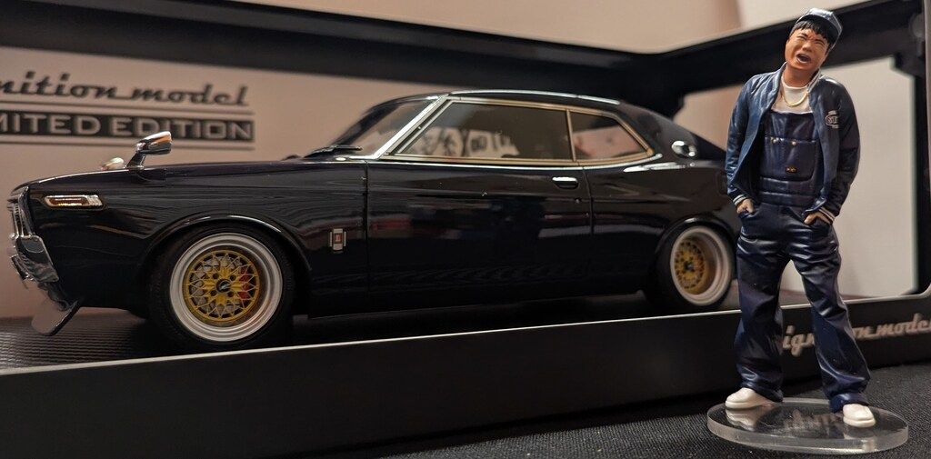ignition model 1|18 Nissan Laurel 2000SGX C130 Purple 佐田正樹フィギュア付き IG3009