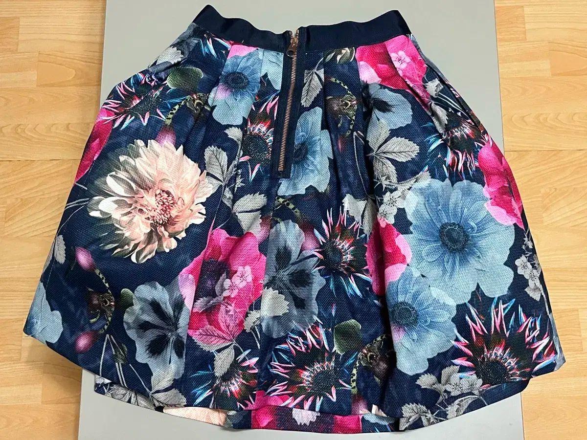 テッドベイカー フラワー パータン フ スカート 0 サイズ