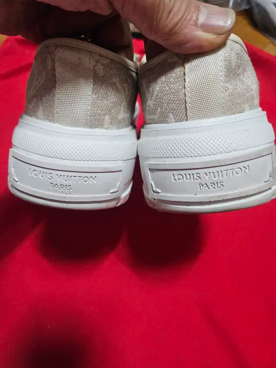 ルイヴィトンのサンド スニーカー