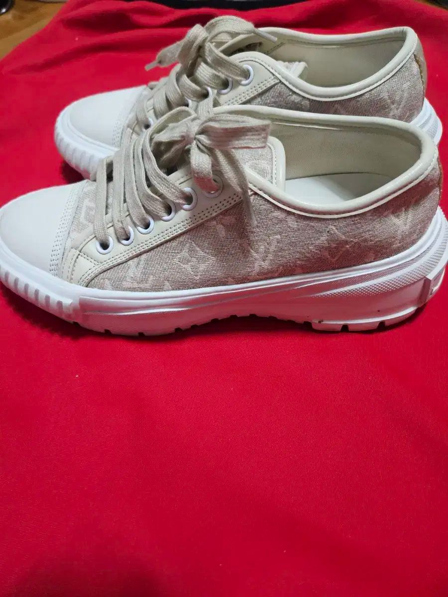 ルイヴィトンのサンド スニーカー ベージュ レディース スニーカー