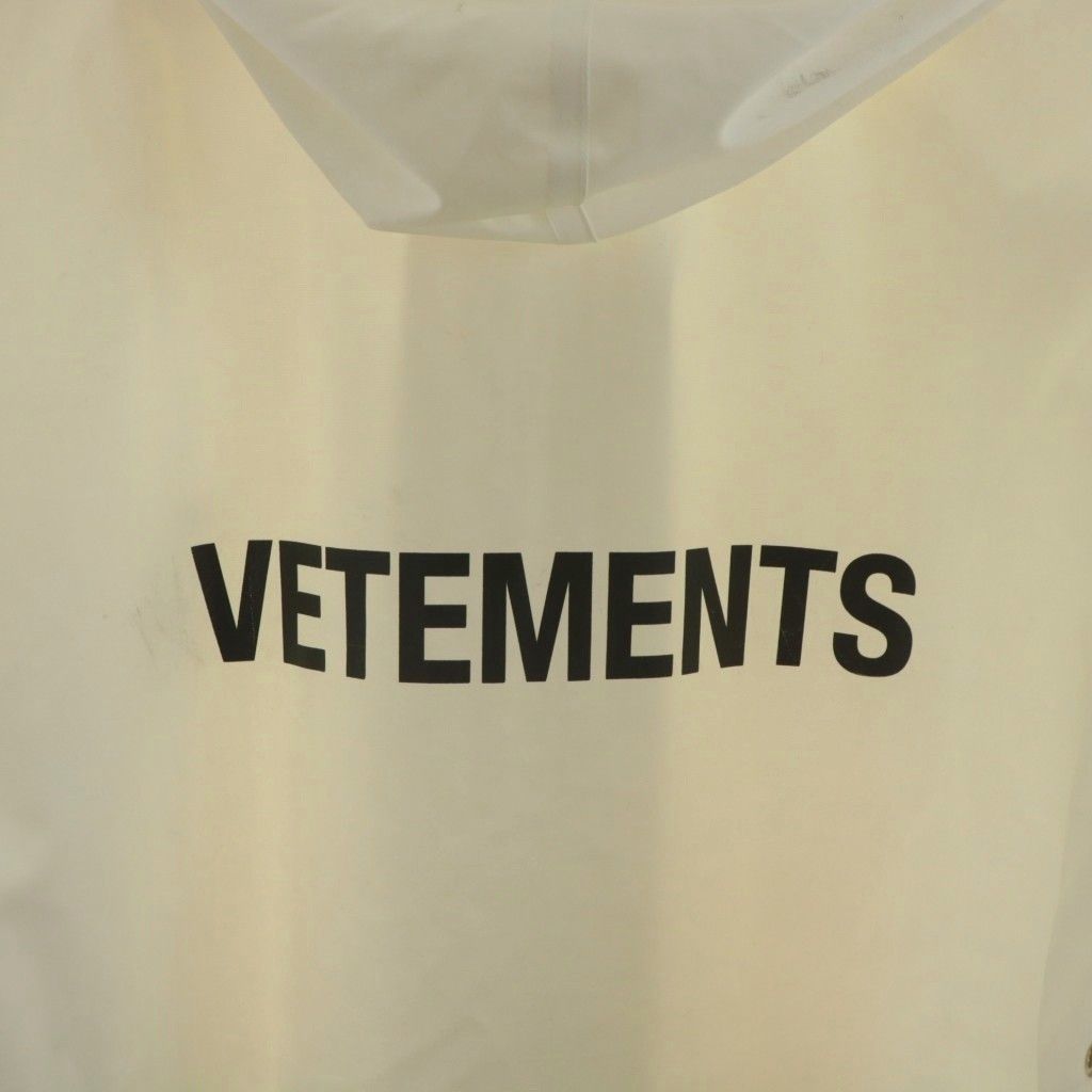 【 特価セール-SALE】 ヴェトモン VETEMENT Oversized hooded raincoat レインコート ロング丈 フード ロゴ 白 ホワイト WAH18JA24 |AN46 AA