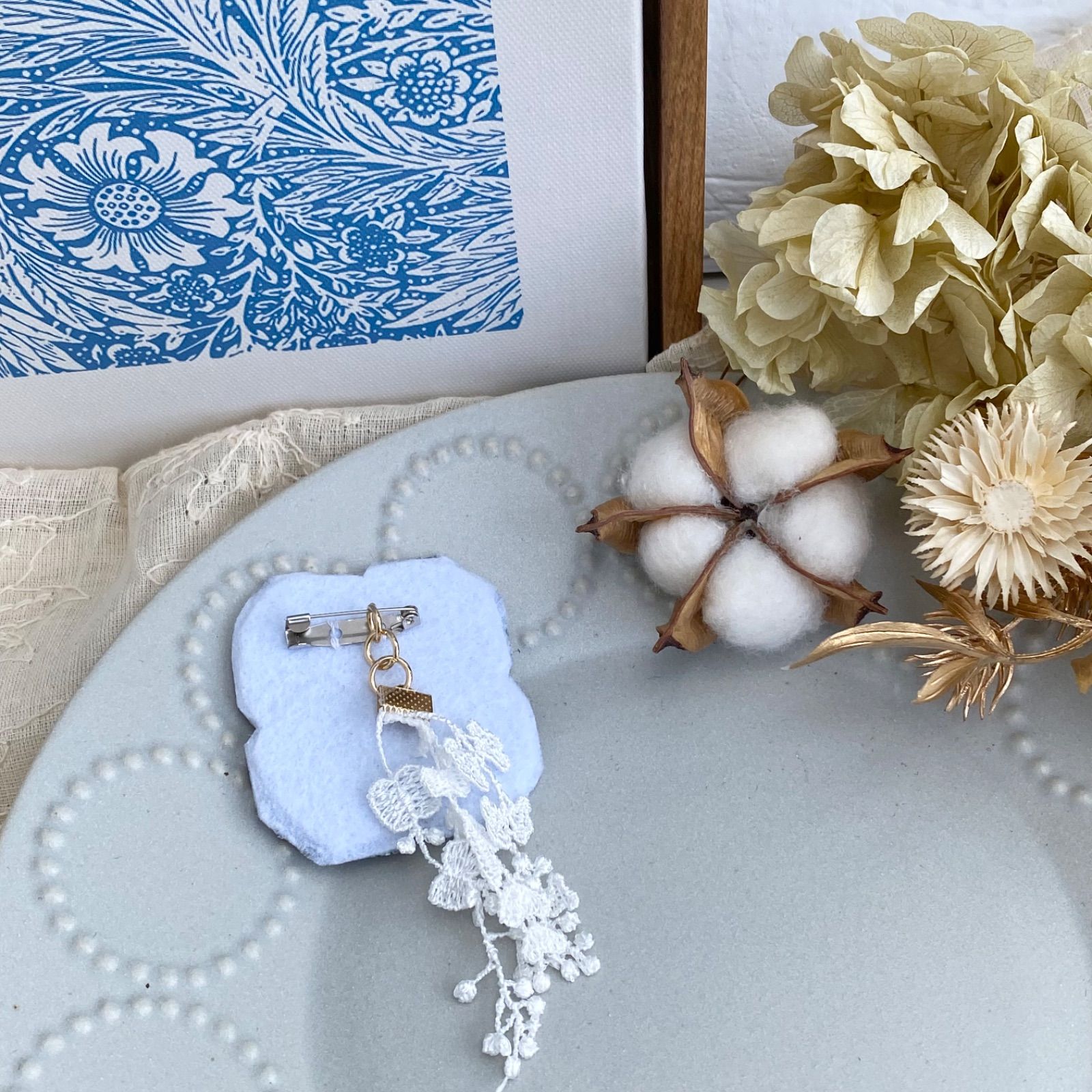 ミナペルホネン　☆ アネモネ　花　& ちょうちょ　ブローチ　♪ 北欧 46ミナペルホネン ブローチ アネモネWH レースチャーム付き - メルカリ