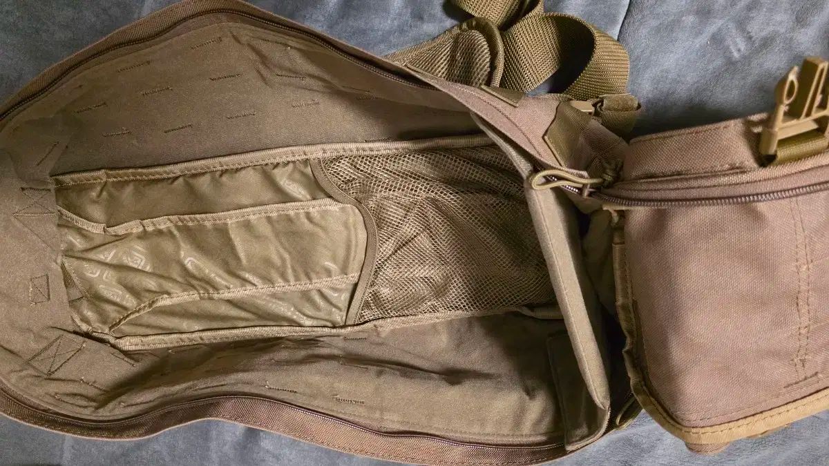 ハザード4 プランB 17 スリングバッグ コヨーテ