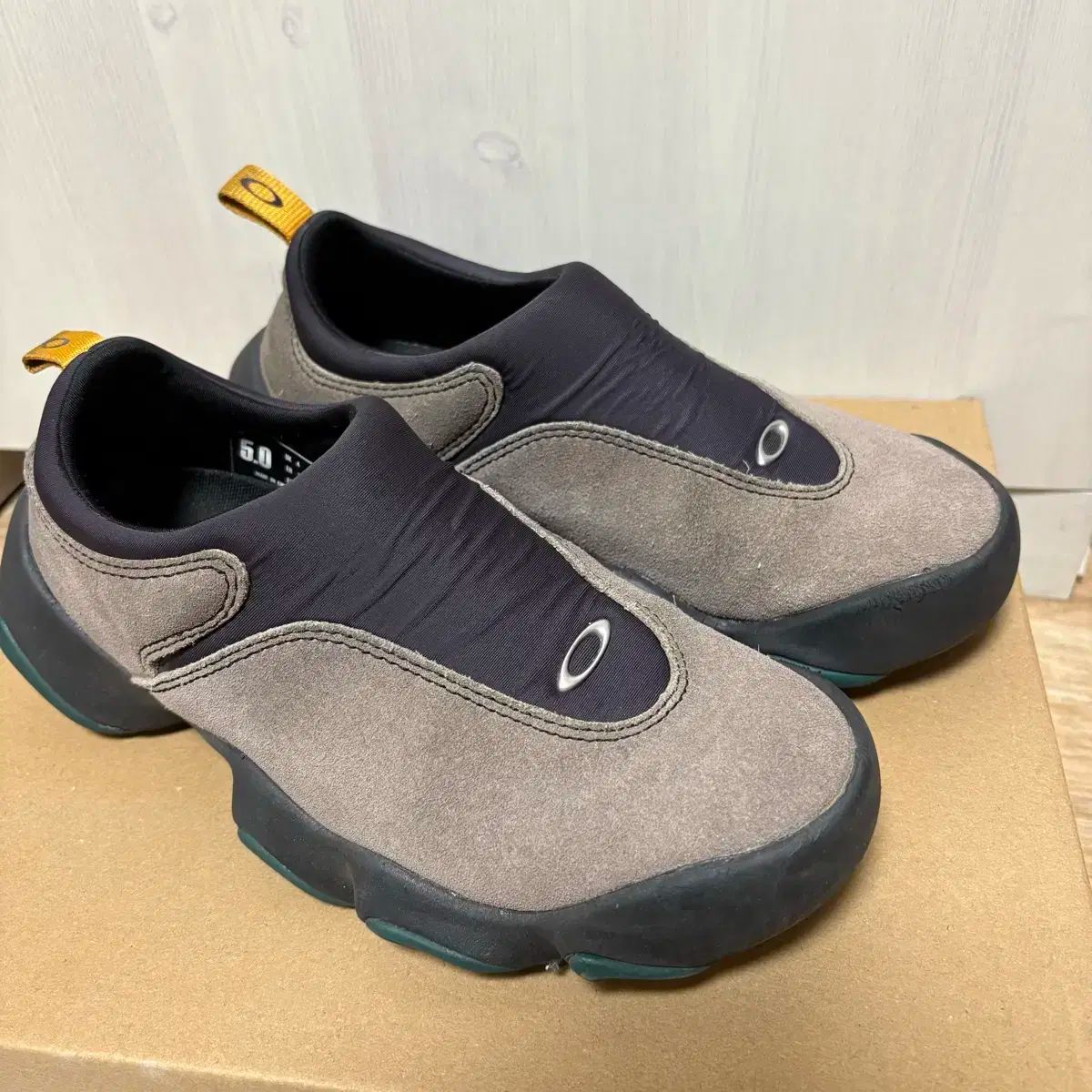 オークリー ファクトリー チーム x ブレイン デッド スウェード フラッシュ トープ