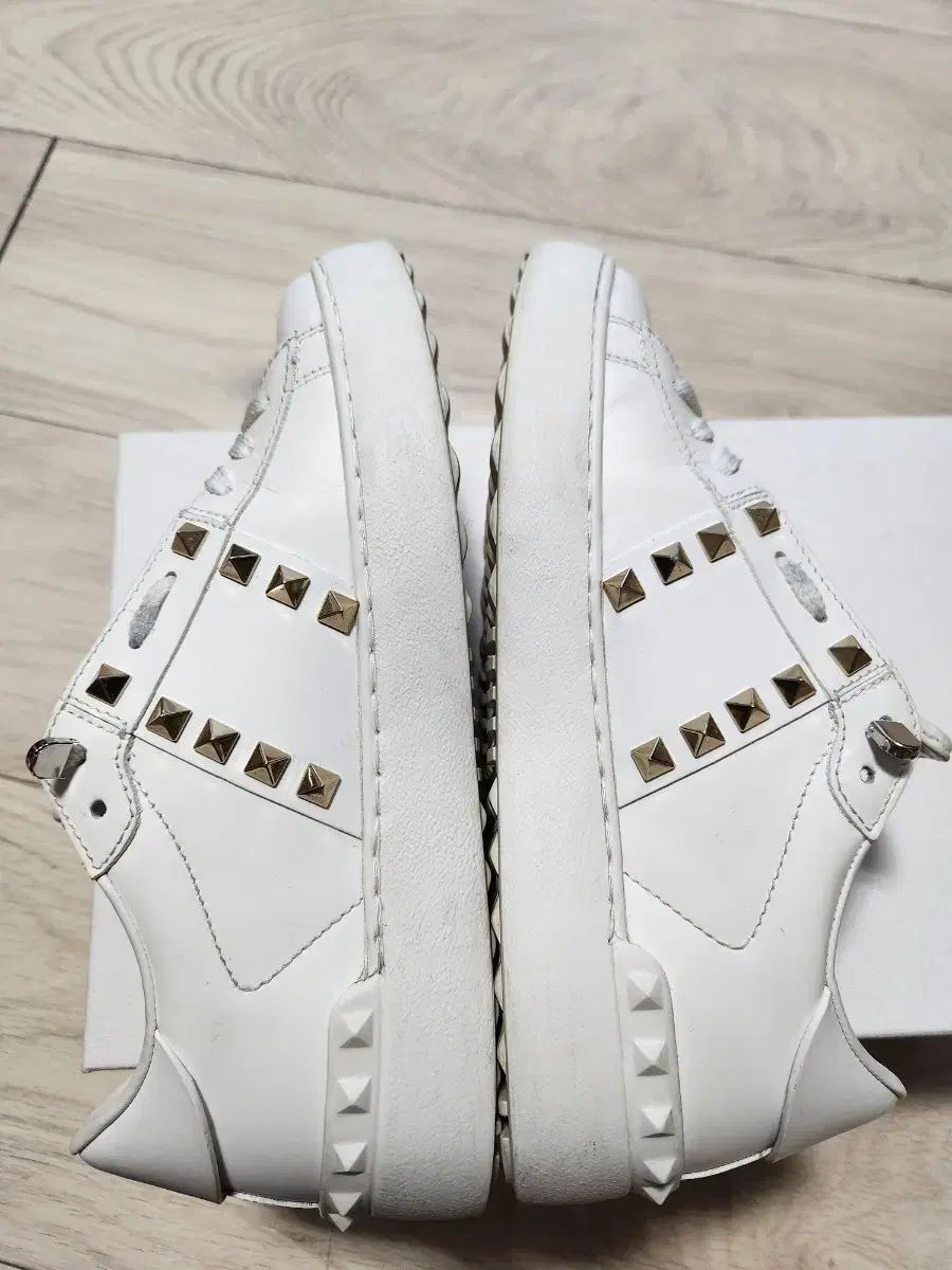 ヴァレンティノ ロックスタッズ スニーカー 白 240