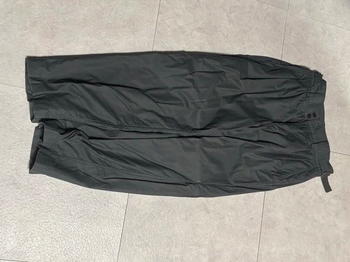 01 ANOTHER OFFICE サンティアゴ グラファイト グレー