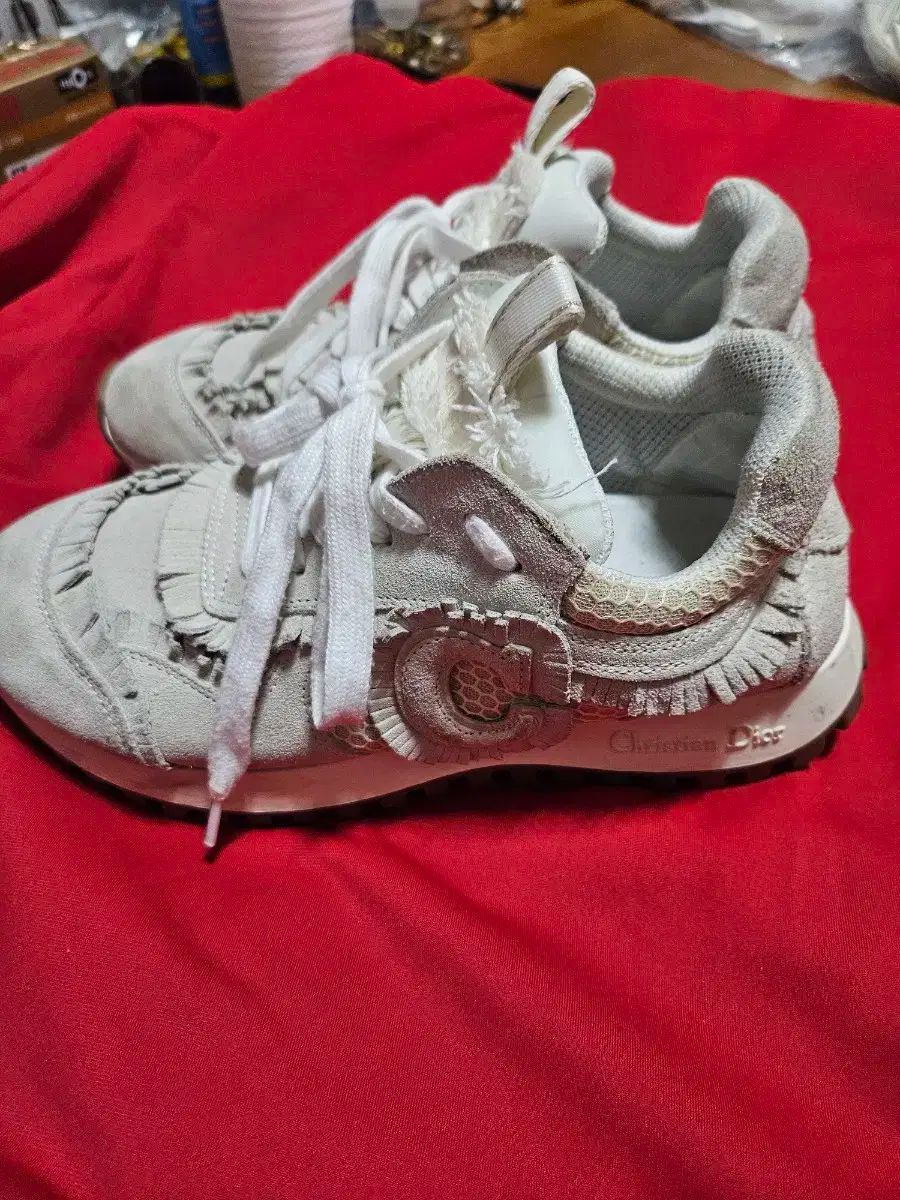 ディオール スウェード タッセル スニーカー アイボリー