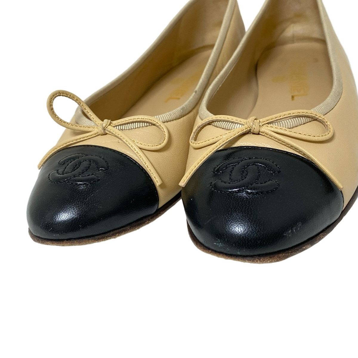  CHANEL シャネル フラットシューズ 361 2 C レディース - G 02819 ベージュ×黒 ココマーク リボン ラムスキン フラットシューズ バレエシューズ パンプス