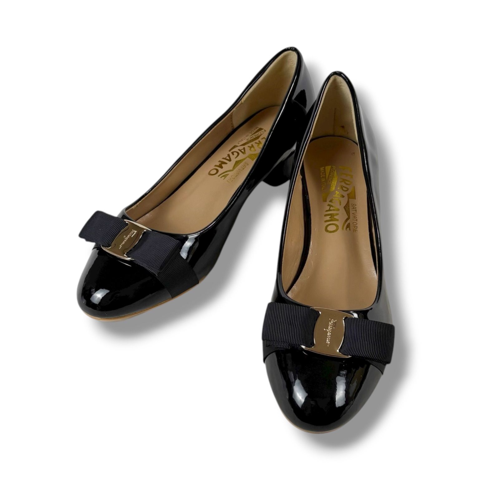サルヴァトーレフェラガモ Salvatore Ferragamo ヴァラリボン パンプス パテントレザー ブラック 黒 24.5cm