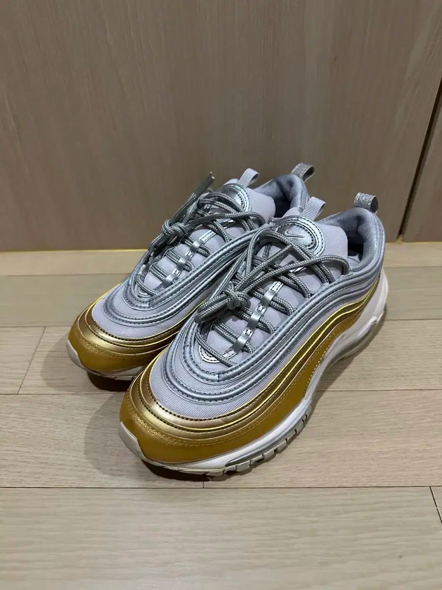 ナイキ エアマックス97 メタリックシルバーGOLD 240