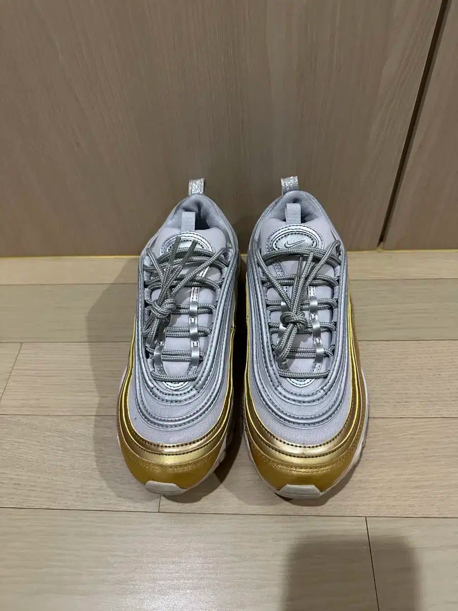 ナイキ エアマックス97 メタリックシルバーGOLD 240