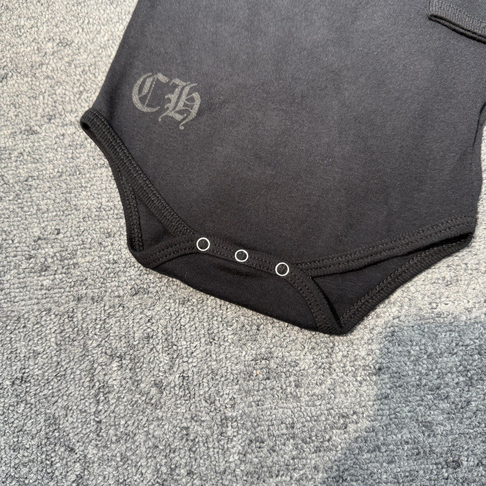  ♥ Chrome hearts クロムハーツ SCROLL LABEL ROMPER ベビー服 ロンパース 12 m ロンパース カバーオール ベビー服(~95cm)