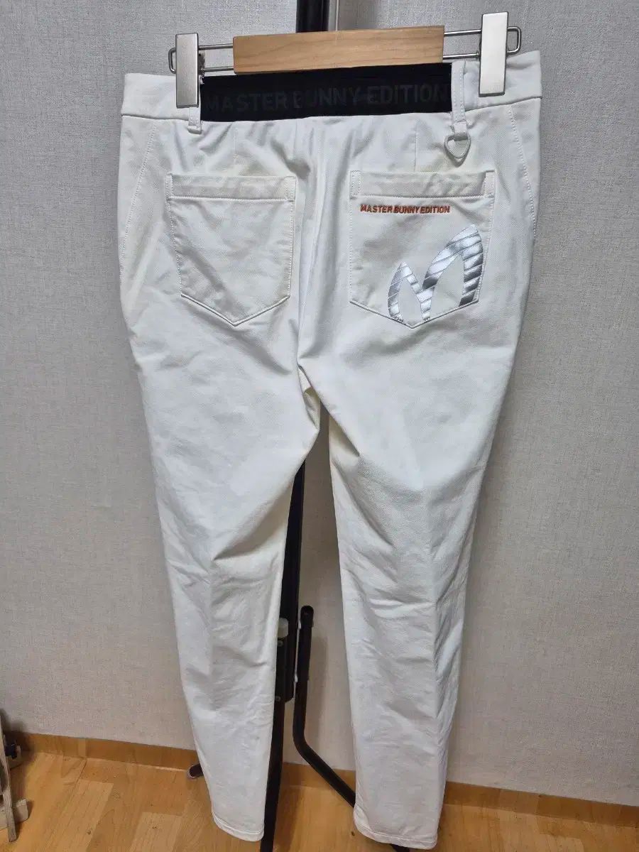 MASTER BUNNY レディース 白 ズボン 1 DECORATOM_COM_BR