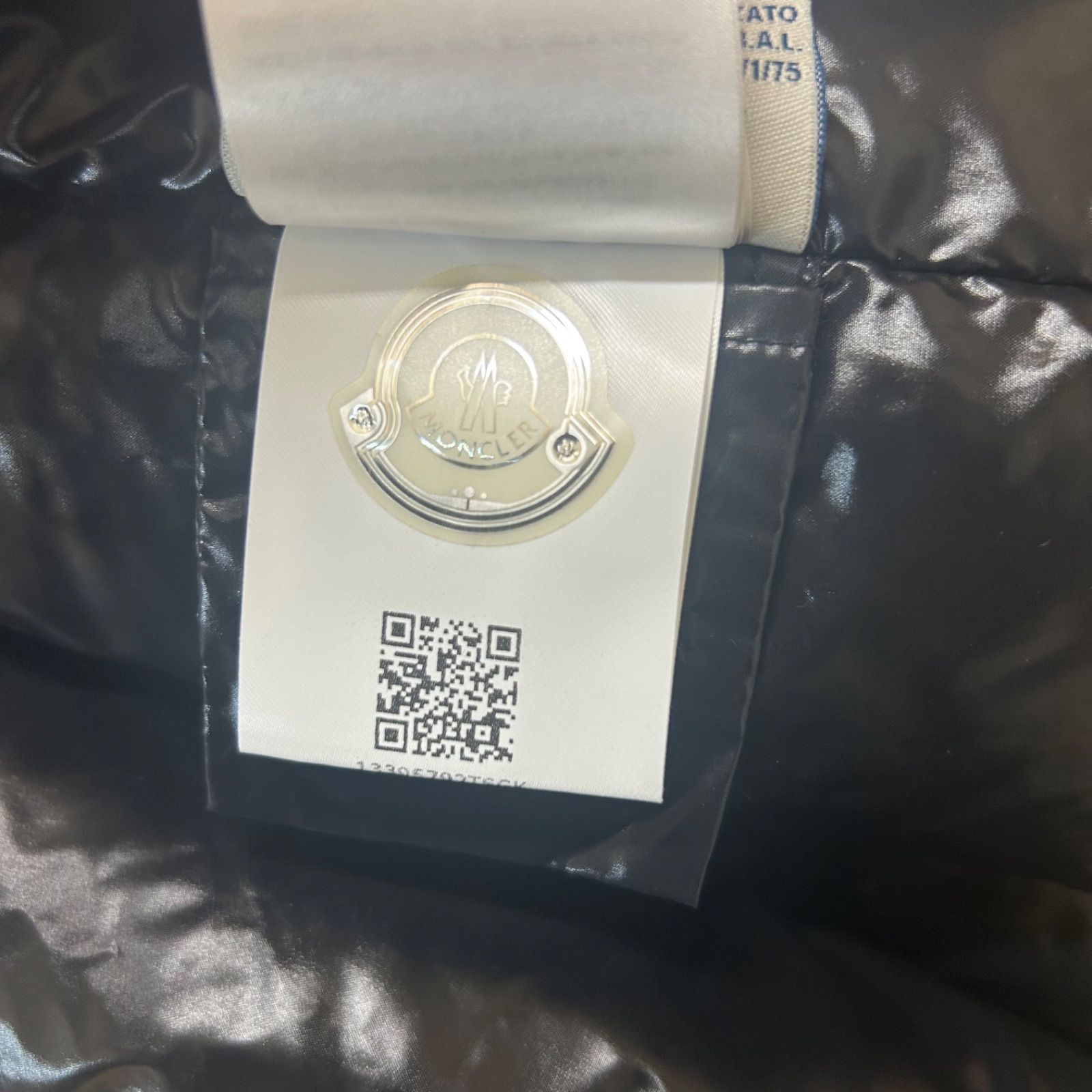 極美品】 MONCLER モンクレールダウンマフラーロゴワッペン黒 - メルカリ