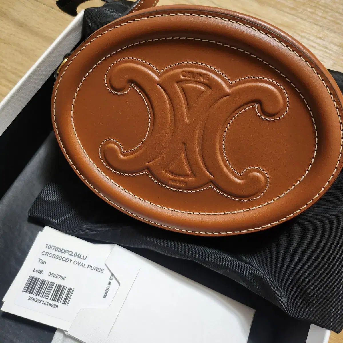 セリーヌ トリオンフ オーヴァル パール クロスバック タン