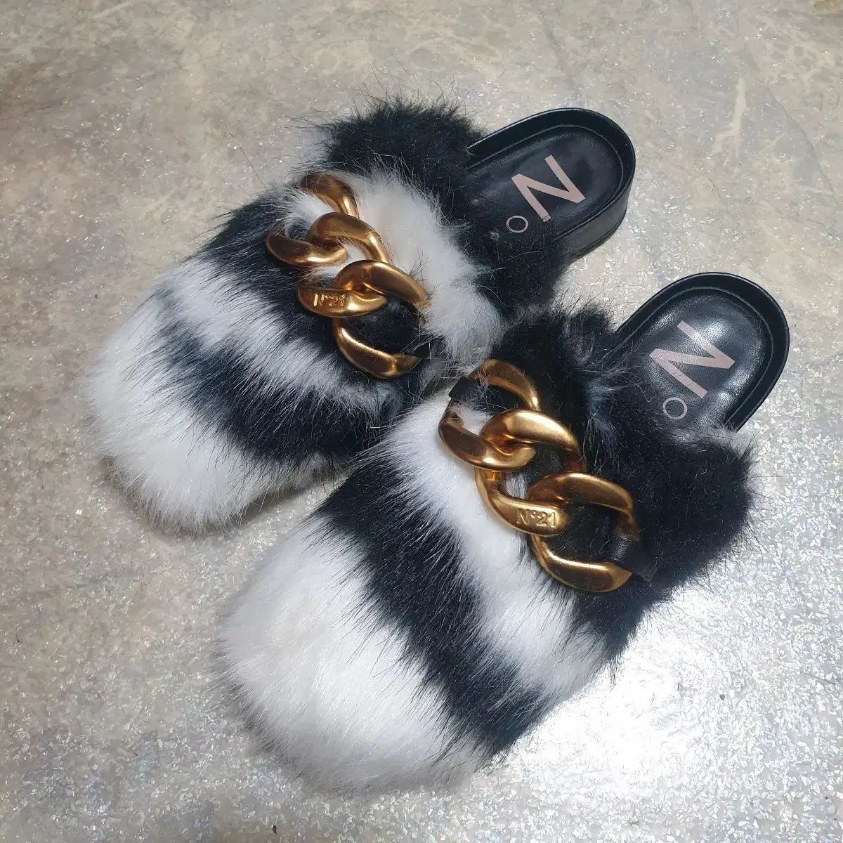 N 21 エコーファー オーバ チェーン ポイント スリッパ