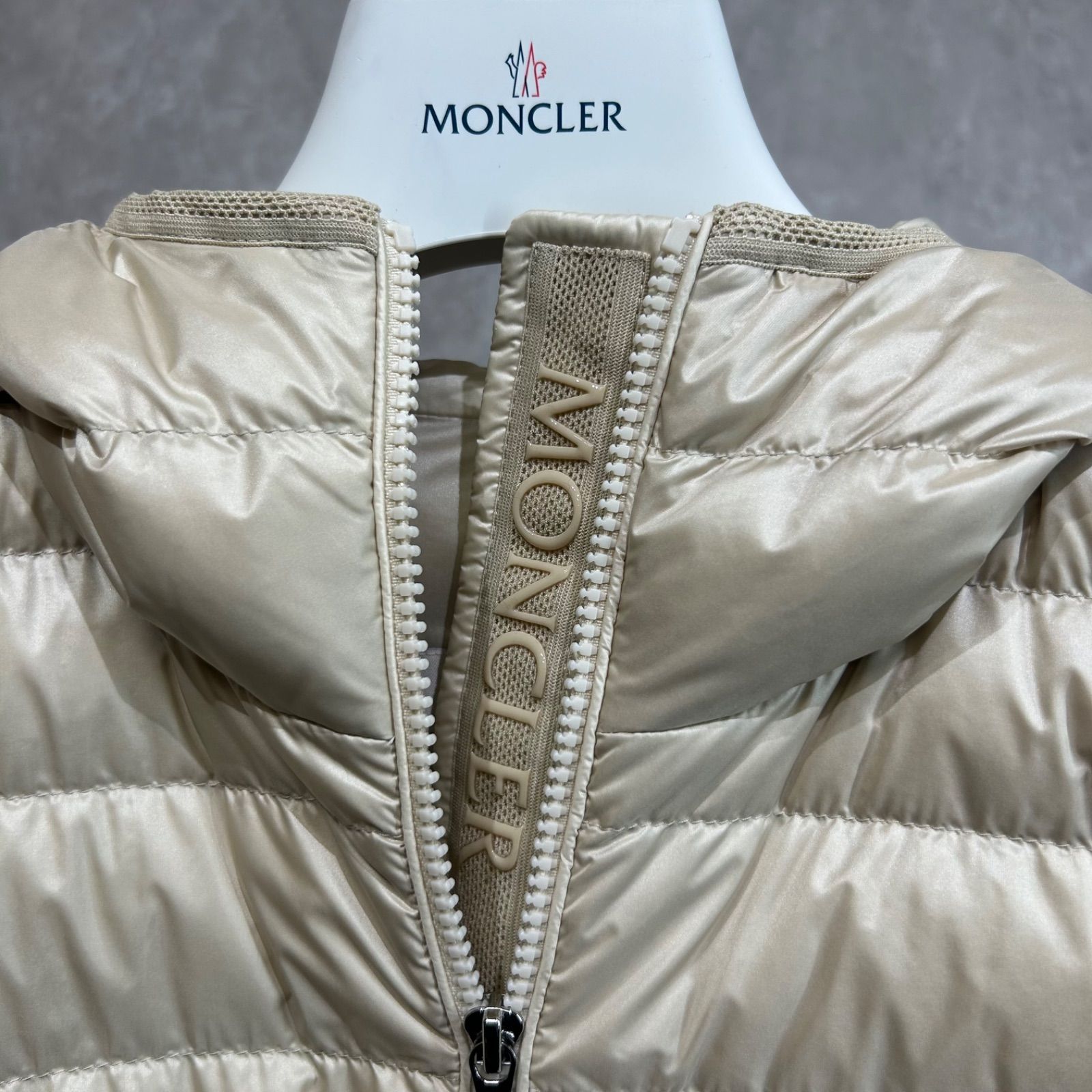 新作】【未使用】 MONCLER モンクレールGLYGOSダウンベストベージュ1
