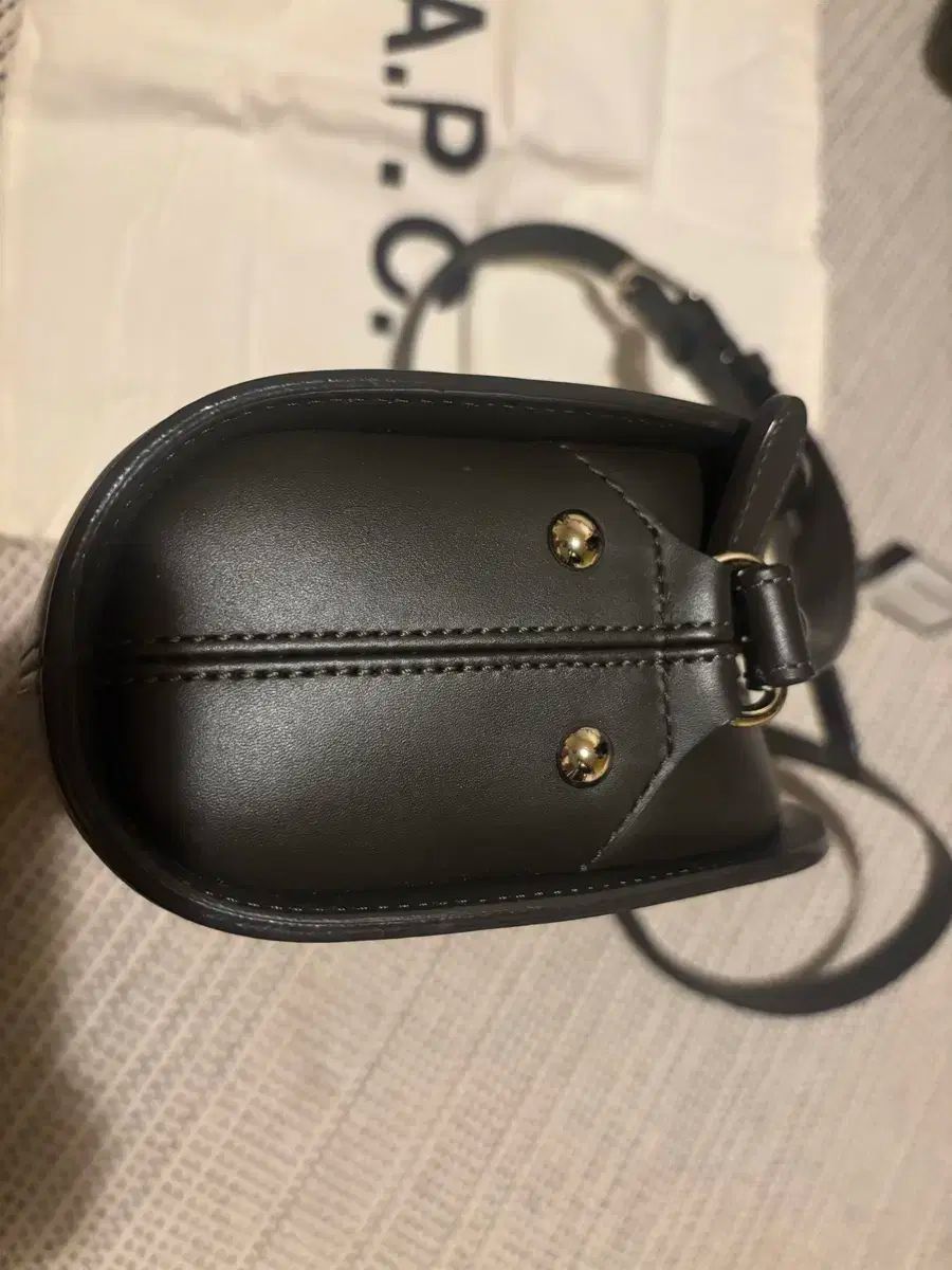 A.P.C. ハーフムーンバッグ オリーブ色 DECORATOM_COM_BR