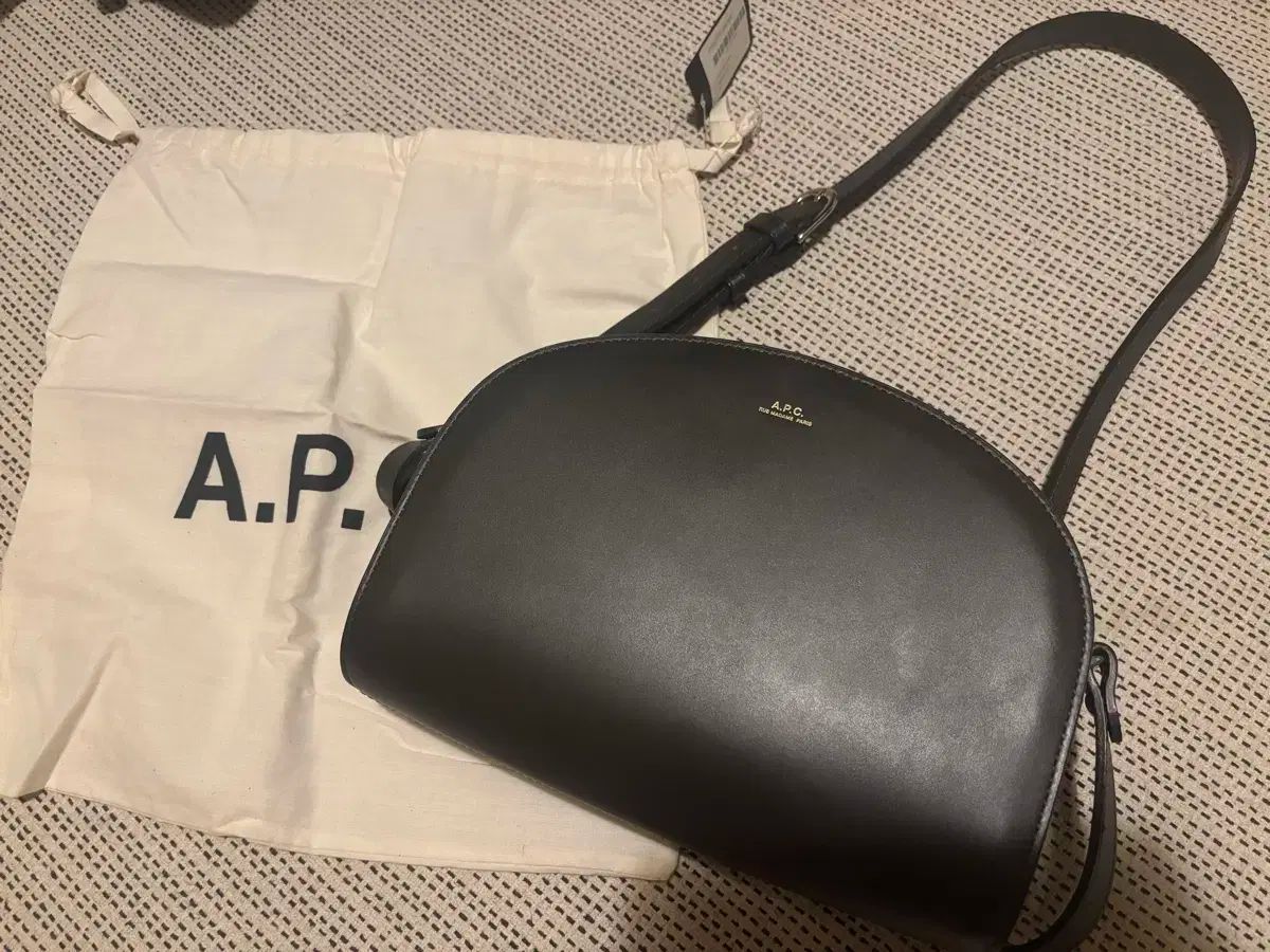 A.P.C. ハーフムーンバッグ オリーブ色