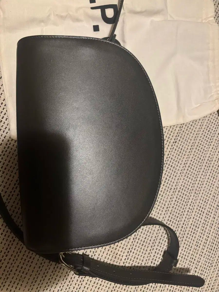 A.P.C. ハーフムーンバッグ