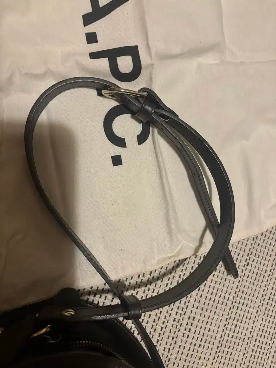 A.P.C. ハーフムーンバッグ