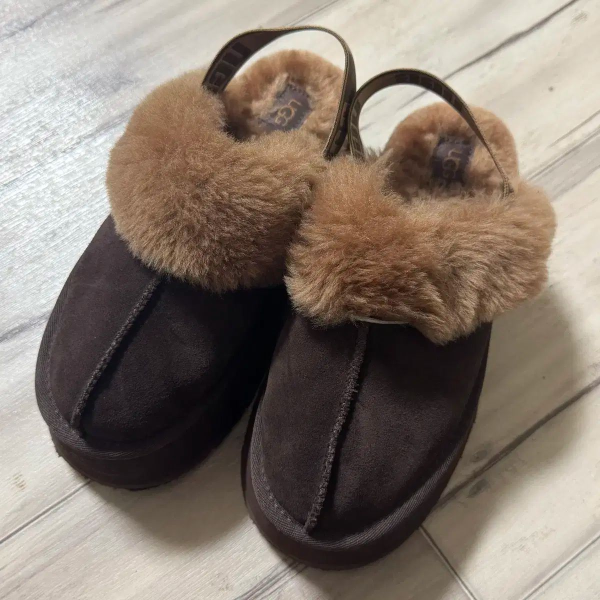 UGG アグ 펀케트 フラットフォーム サンダル ブラウン バーント シダー 230-240