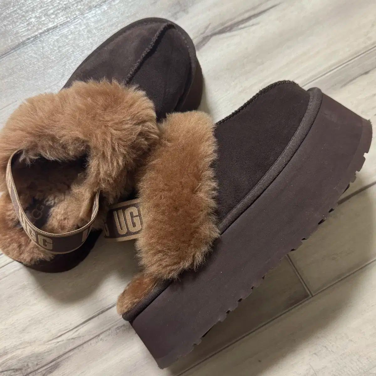  UGG アグ 펀케트 フラットフォーム サンダル ブラウン バーント シダー 230-240 サンダル サンダル ミュール