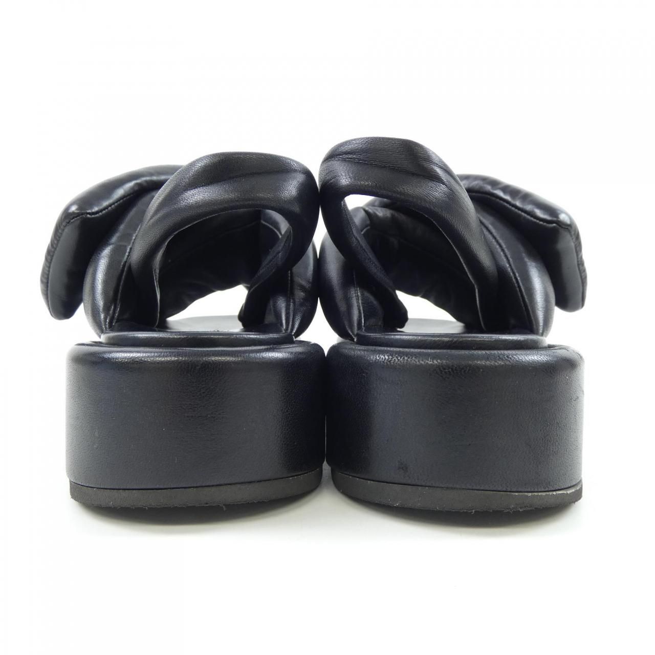 PRADA トライアングルロゴ