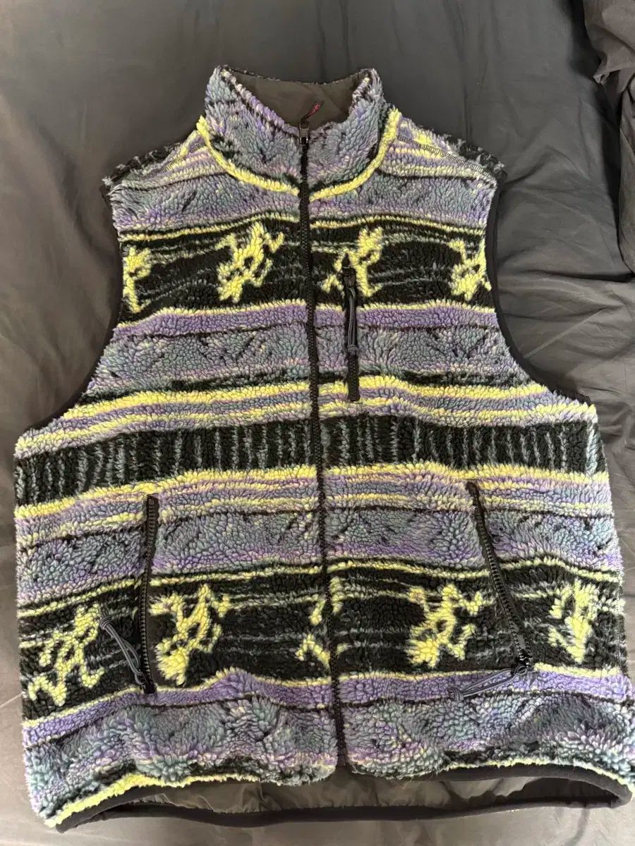 M ディスイズネバーザット × グラミチ リバーシブル フリース ベスト マルチ