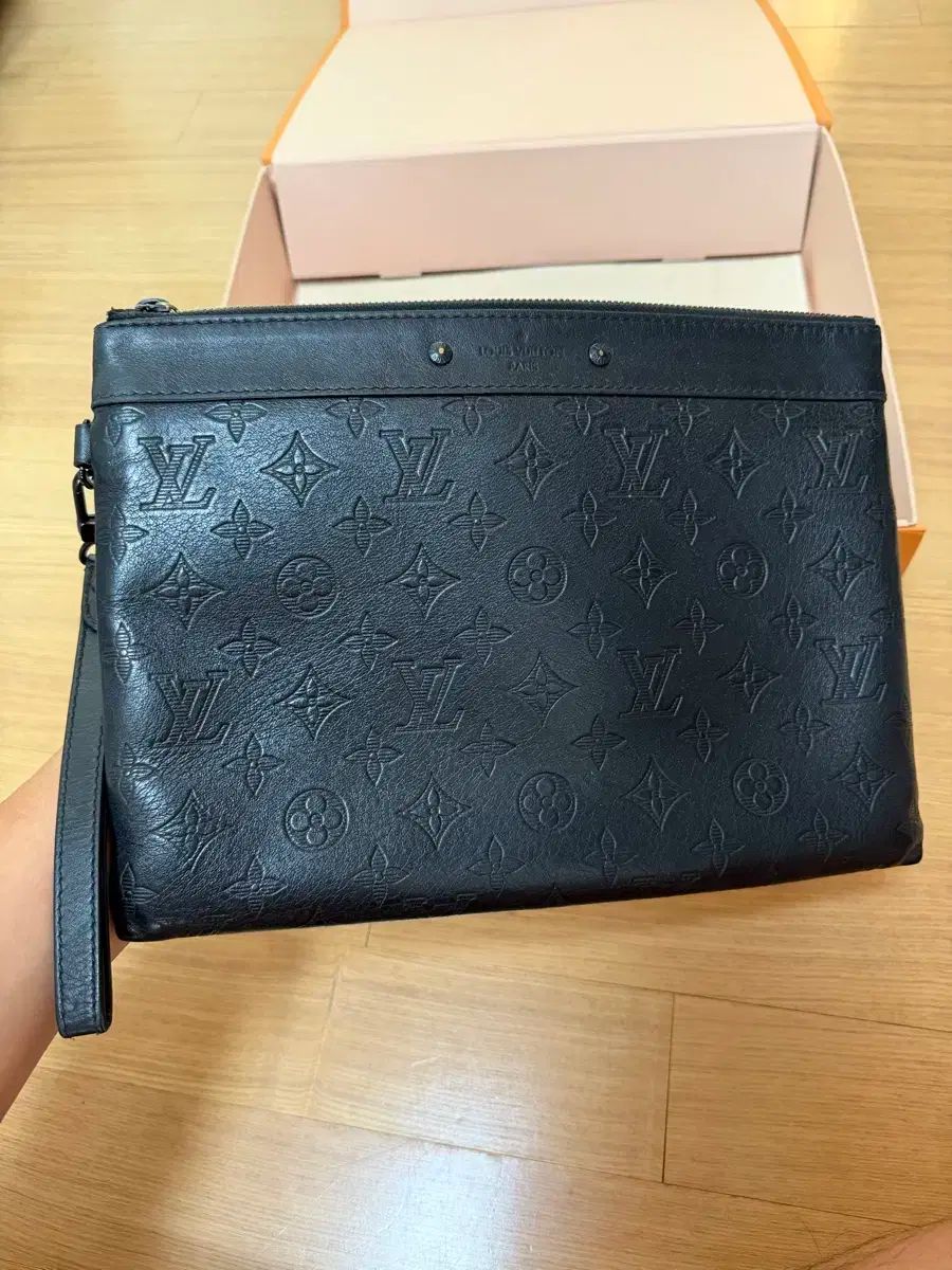 Louis Vuitton ルイヴィトン シャドウ トゥゴー クラッチバッグ