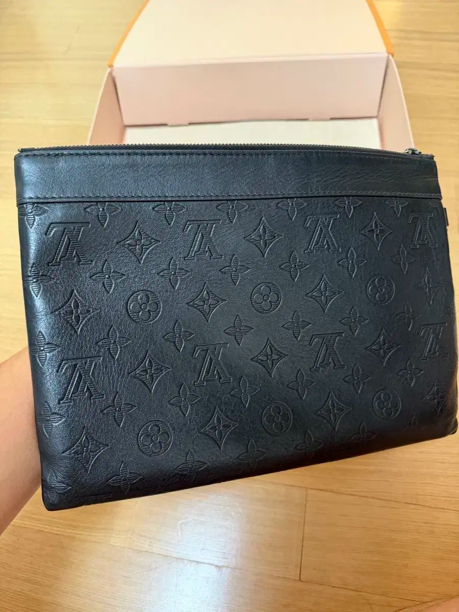 Louis Vuitton ルイヴィトン シャドウ トゥゴー クラッチバッグ