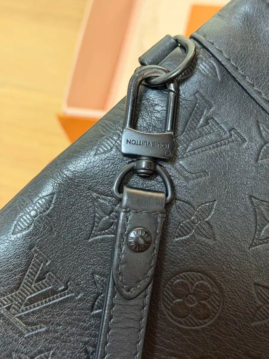 Louis Vuitton ルイヴィトン シャドウ トゥゴー クラッチバッグ