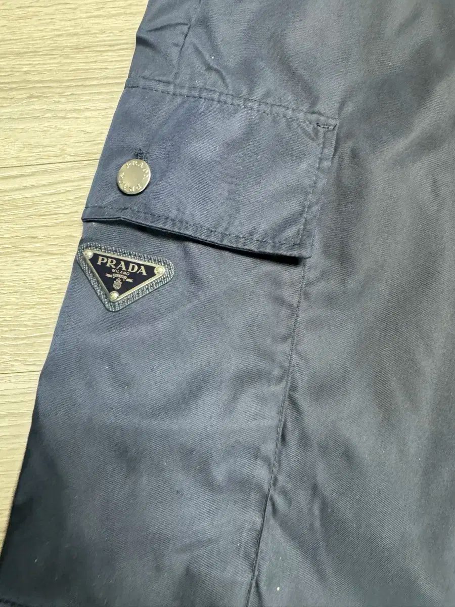 プラダ 三角ロゴ リナイロン カーゴパンツ