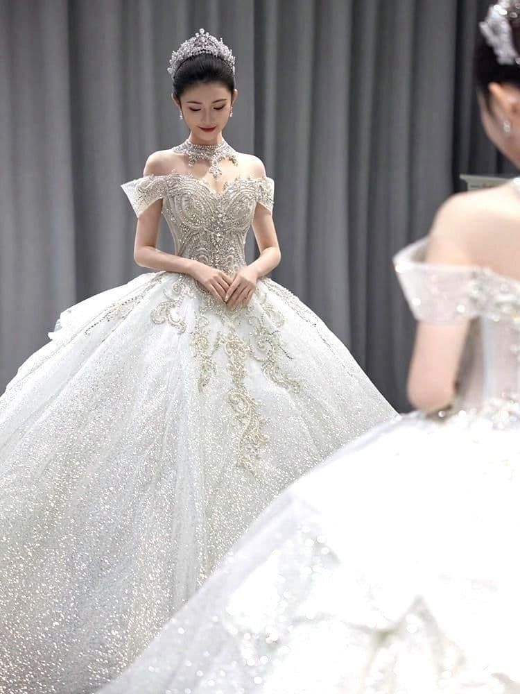 ️刺繍とビジューが美しい豪華オフショルダーウェディングドレス 前撮り