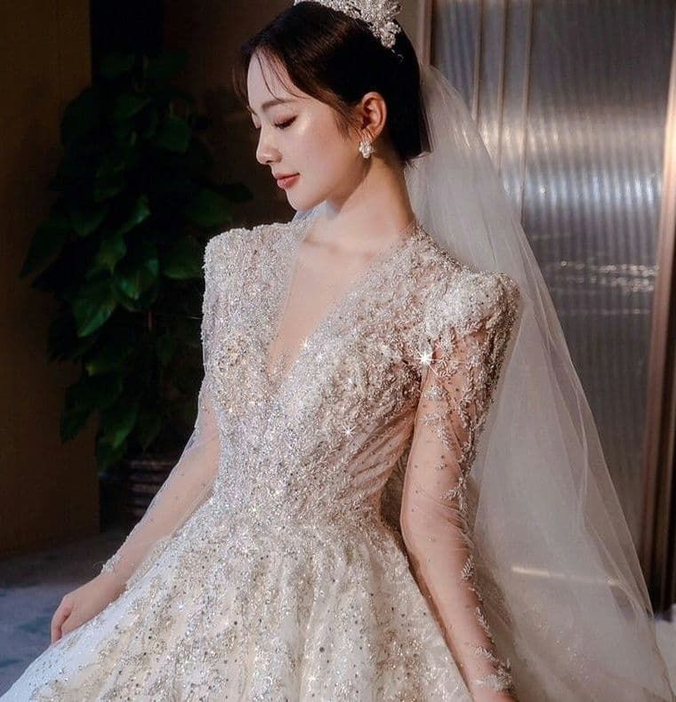 ️華やかに輝くロングトレーン付きゴージャスウェディングドレス