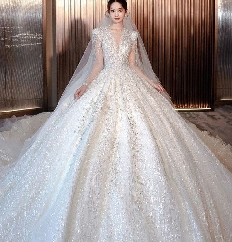 ️華やかに輝くロングトレーン付きゴージャスウェディングドレス